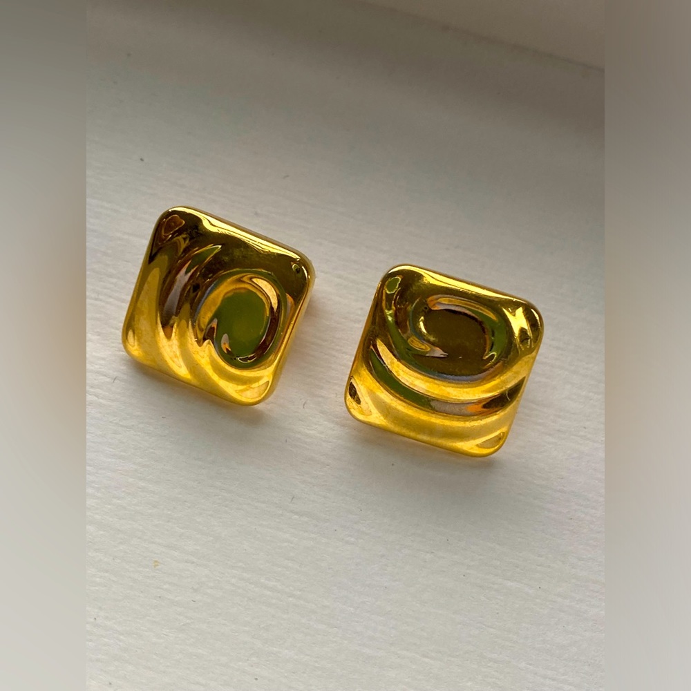 ⚜️ Vintage Monet Gold Tone Clip On Earrings Square ⚜️. Item # A/13